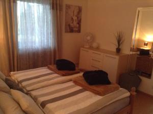 een slaapkamer met 2 handdoeken bovenop een bed bij Ferienwohnung Christine in Tanzfleck