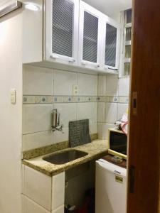 una pequeña cocina con fregadero y microondas en Studio Botafogo Beach, en Río de Janeiro