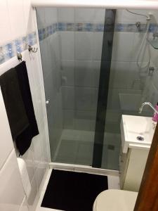 een badkamer met een douche, een toilet en een wastafel bij Studio Botafogo Beach in Rio de Janeiro +11 foto's