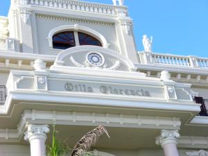 un bâtiment avec une horloge sur son côté dans l'établissement Villa Florencia, à Boca Chica
