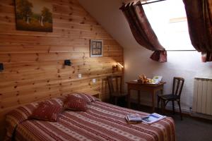 A bed or beds in a room at Hotel Le Chamois Logis
