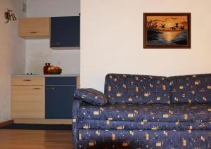阿維蘭奧的住宿－哈夫納旅館，带沙发的客厅和厨房