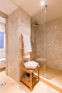 リスボンにあるYour Lisbon Home Bairro Alto IIのバスルーム(シャワー、木製椅子付)