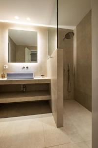 A bathroom at Quartano Luxury Cycladic Residence, Adults Only (13+)
