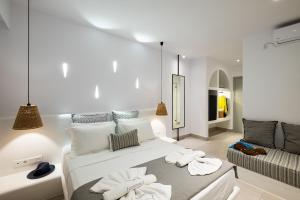 Quartano Luxury Cycladic Residence, Adults Only (13+) tesisinde bir odada yatak veya yataklar