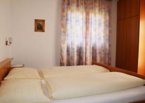 A bed or beds in a room at Haus Hafner