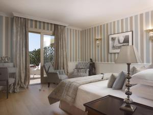 Кровать или кровати в номере Cala del Porto Punta Ala - Preferred Hotels