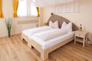 Łóżko lub łóżka w pokoju w obiekcie JUFA Hotel Weinviertel - Eselsmühle