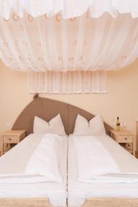 Łóżko lub łóżka w pokoju w obiekcie JUFA Hotel Weinviertel - Eselsmühle