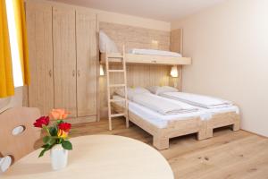 Łóżko lub łóżka w pokoju w obiekcie JUFA Hotel Weinviertel - Eselsmühle