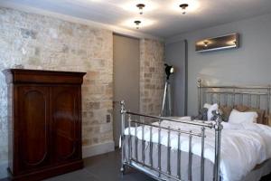 ein Schlafzimmer mit einem Bett und einer Ziegelwand in der Unterkunft Torri E Merli Hotel by GHH in Lákka + 125 Fotos