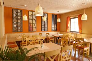 Restauracja lub miejsce do jedzenia w obiekcie JUFA Hotel Weinviertel - Eselsmühle