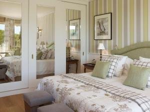 Кровать или кровати в номере Cala del Porto Punta Ala - Preferred Hotels