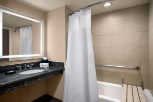 A bathroom at Crowne Plaza Hotel Los Angeles Harbor, an IHG Hotel