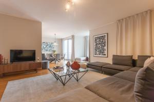 - un salon avec un canapé et une télévision dans l'établissement The Residences at Oriente II, à Lisbonne
