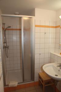 łazienka z prysznicem i umywalką w obiekcie JUFA Hotel Weinviertel - Eselsmühle w mieście Seefeld