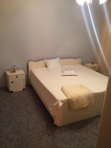 um pequeno quarto com uma cama e duas mesas de cabeceira em APARTMAN FRANE 6+2 em Brodarica