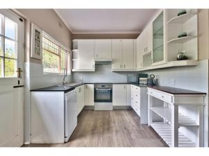 A kitchen or kitchenette at The Good Host