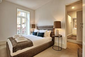 A bed or beds in a room at MyPlaceLisbon - Luxury Trindade I