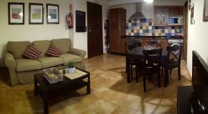 sala de estar con sofá y mesa en Apartamentos Rurales Casanova, en Tapia de Casariego