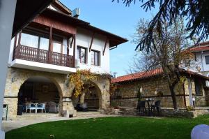 une maison avec un balcon et une cour dans l'établissement Arbanasi DELUXE Villa, à Arbanasi
