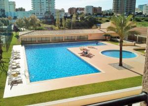 Pogled na bazen u objektu Awesome apartment in Praia da Rocha ili u blizini