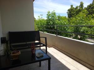 balcón con mesa y vistas al océano en Departamento Sarmiento ESTELA en San Pedro