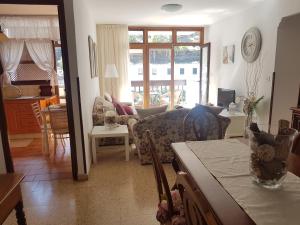 サンタ・クルス・デ・ラ・パルマにあるLa Quinta Verdeのリビングルーム(ソファ、テーブル付)