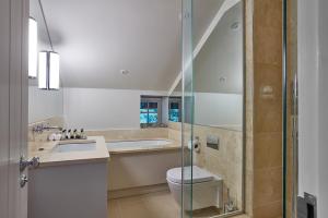 uma casa de banho com um WC, um lavatório e um chuveiro em The Samling Hotel em Windermere