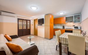 Η κουζίνα ή μικρή κουζίνα στο House Semy with private pool