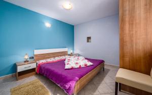 Ένα ή περισσότερα κρεβάτια σε δωμάτιο στο House Semy with private pool +26 φωτογραφίες