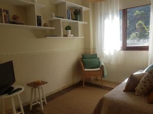 サンタ・クルス・デ・ラ・パルマにあるLa Quinta Verdeのベッドルーム1室(ベッド1台、窓、椅子付)