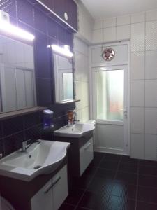 エディルネにあるBahar Pansiyonのバスルーム(洗面台2台、鏡付)
