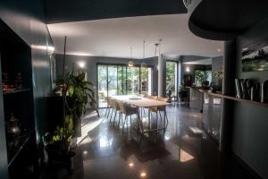 a dining room and kitchen with a table and chairs at La Closerie aux Violettes - Maison d'hôtes in Toulouse