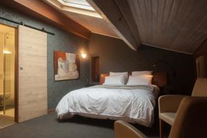 Llit o llits en una habitació de La Closerie aux Violettes - Maison d'hôtes