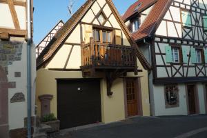 una casa con balcone e garage di Studio Ulysse a Zellenberg