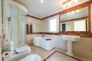 Um banheiro em Holiday Club Playa Amadores