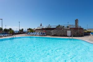 A piscina localizada em Holiday Club Playa Amadores ou nos arredores