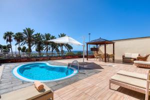 A piscina localizada em Holiday Club Playa Amadores ou nos arredores