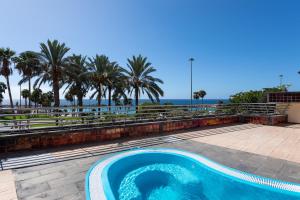 Bazén v ubytování Holiday Club Playa Amadores nebo v jeho okolí