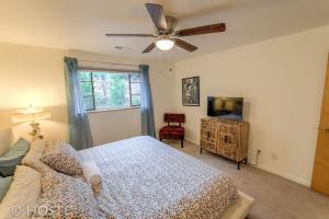 um quarto com uma cama e uma ventoinha de tecto em *H* NEW! Old Broadmoor 1 BDRM, West-side Colorado Springs Goodness! em Colorado Springs