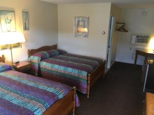 Postel nebo postele na pokoji v ubytování Catamount Motel