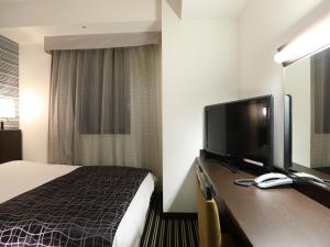 東京にあるアパホテル〈神田駅東〉のベッド1台、薄型テレビが備わるホテルルームです。