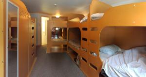 En eller flere senger på et rom på HI Castle Mountain Hostel