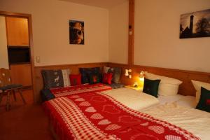シュヴァンガウにあるBranderschrofenのベッドルーム1室(隣り合わせのベッド2台付)