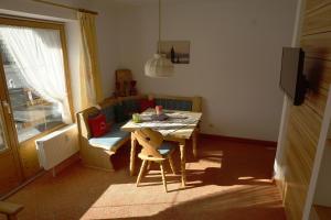 une petite cuisine avec une table et une chaise dans l'établissement Branderschrofen, à Schwangau