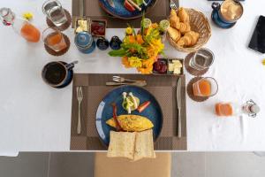 una mesa con un plato azul con comida. en Le Grand Pakbeng en Pakbeng