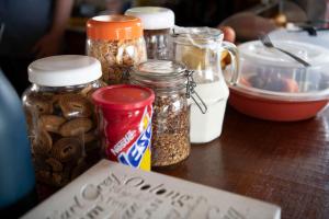 einen Tisch mit Nüssen und anderen Lebensmitteln in der Unterkunft Casa 48 Guesthouse in Rio de Janeiro