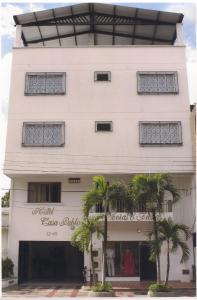 un edificio blanco con palmeras delante en Hotel Casa Pablo, en Neiva