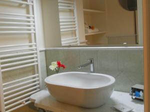 a bathroom with a white tub on a table at Appartamento URANIA - LE MUSE in Pietrasanta